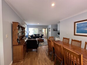 TV, DVD player, video library - Dunsborough Seahaven Villas, Tucked in Town (Dunsborough)