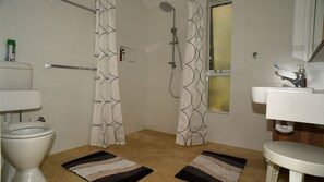 Regadera y papel de baño