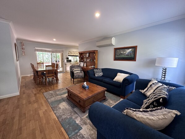 TV, DVD player, video library - Dunsborough Seahaven Villas, Tucked in Town (Dunsborough)