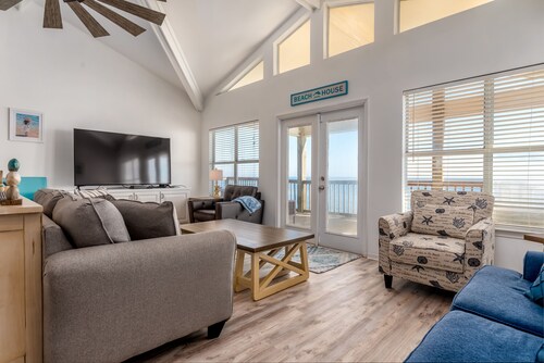 Beachfront Bliss with Spacious Comfort & Direct Access - Sand Bottoms