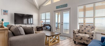 Beachfront Bliss with Spacious Comfort & Direct Access - Sand Bottoms