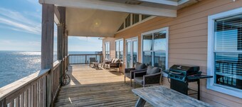Beachfront Bliss with Spacious Comfort & Direct Access - Sand Bottoms