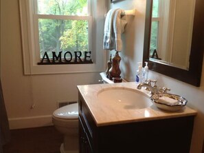 Combined shower/bathtub, hair dryer, towels, soap - Amorini House! Absolutely Beautiful With Pool And Olympic Size Volleyball Court (Union Pier)