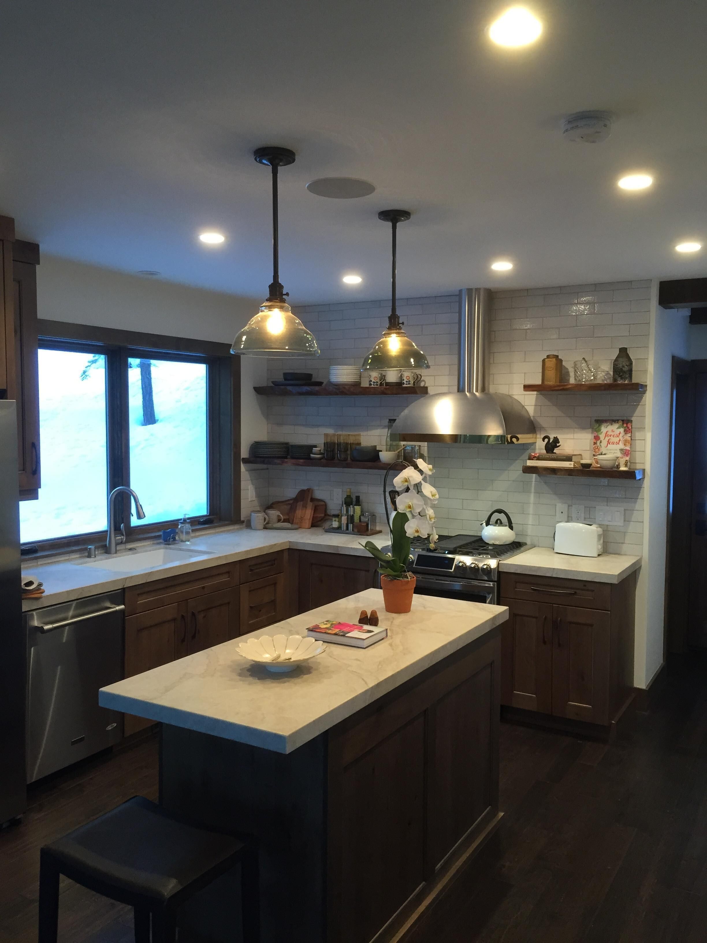 Beautiful Lake Views, Luxury, Modern Mountain Home, Sleeps 8(6 adult max). 