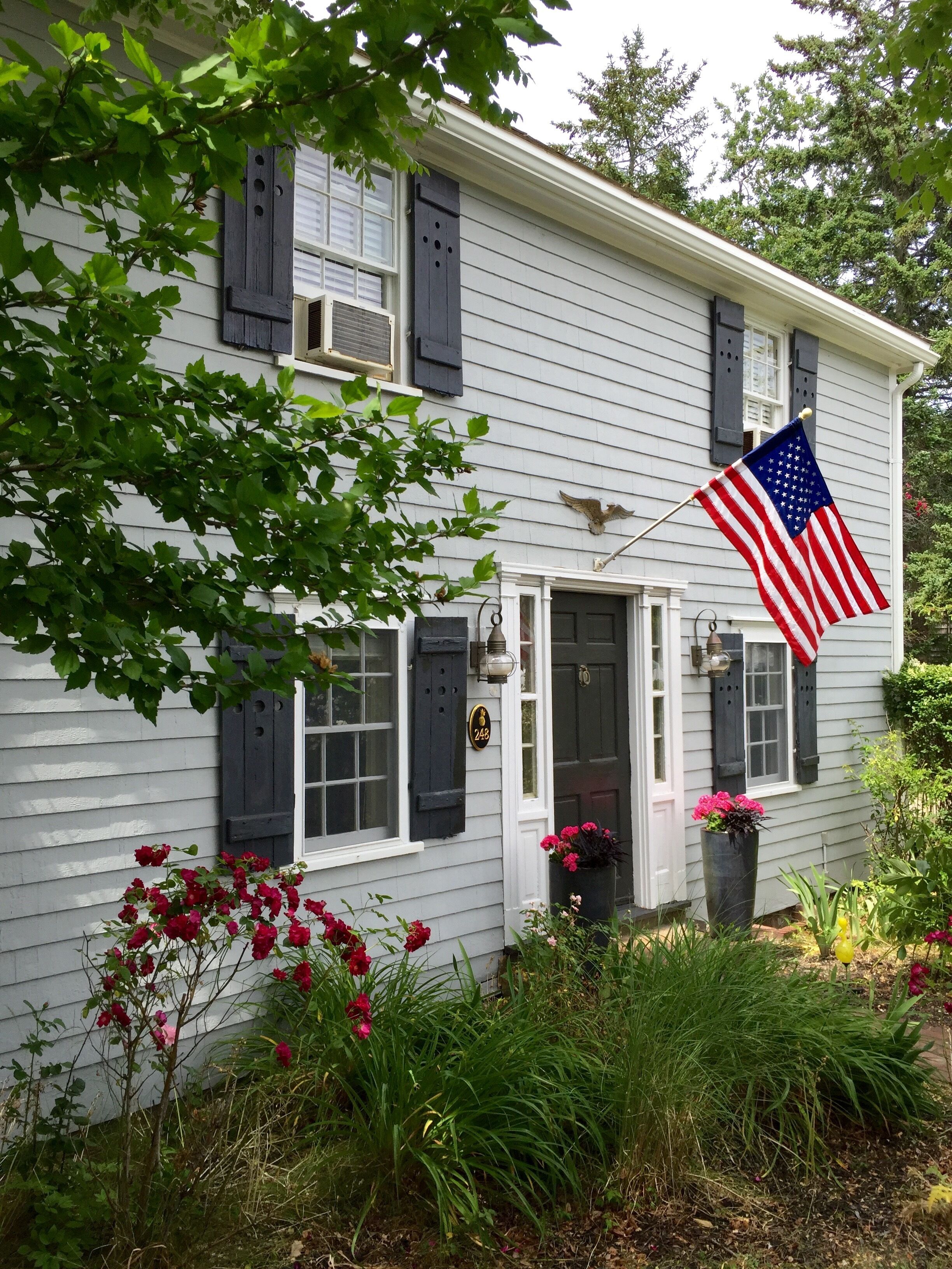 Charming Cottage one block from beach!