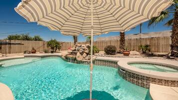 Piscine chauffée, parasols de plage