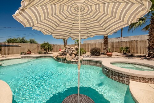 Amazing pool, jacuzzi & waterfall...resort-like backyard!!