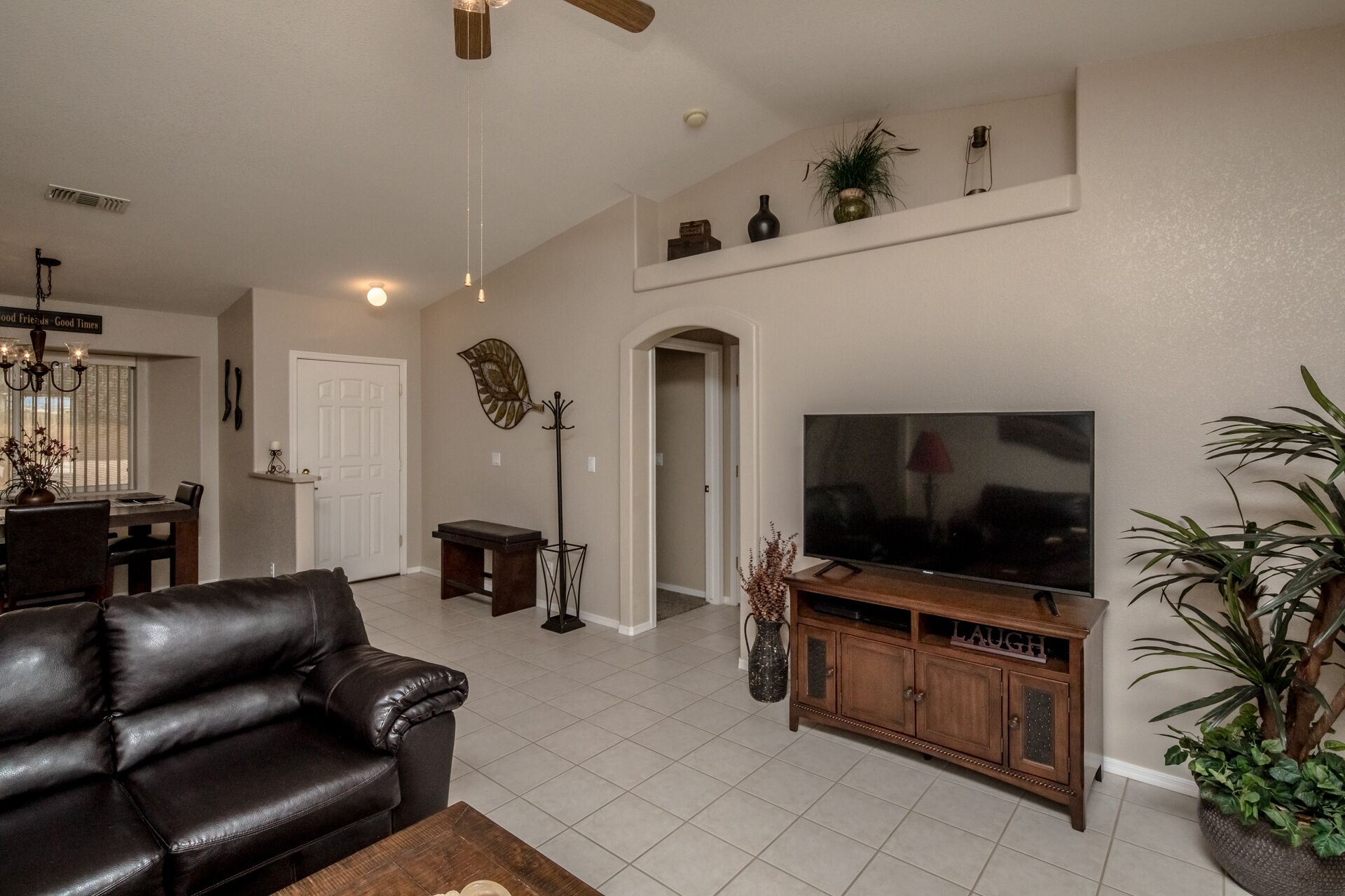 TV connectée, Netflix, lecteur de DVD, table de tennis de table