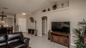 TV connectée, Netflix, lecteur de DVD, table de tennis de table