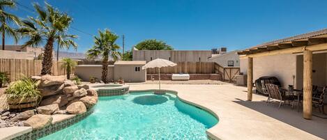 Beheizter Pool, Sonnenschirme