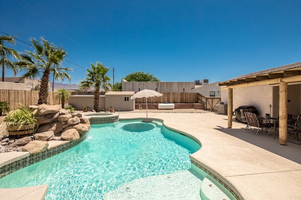 恒温泳池,池畔遮阳伞