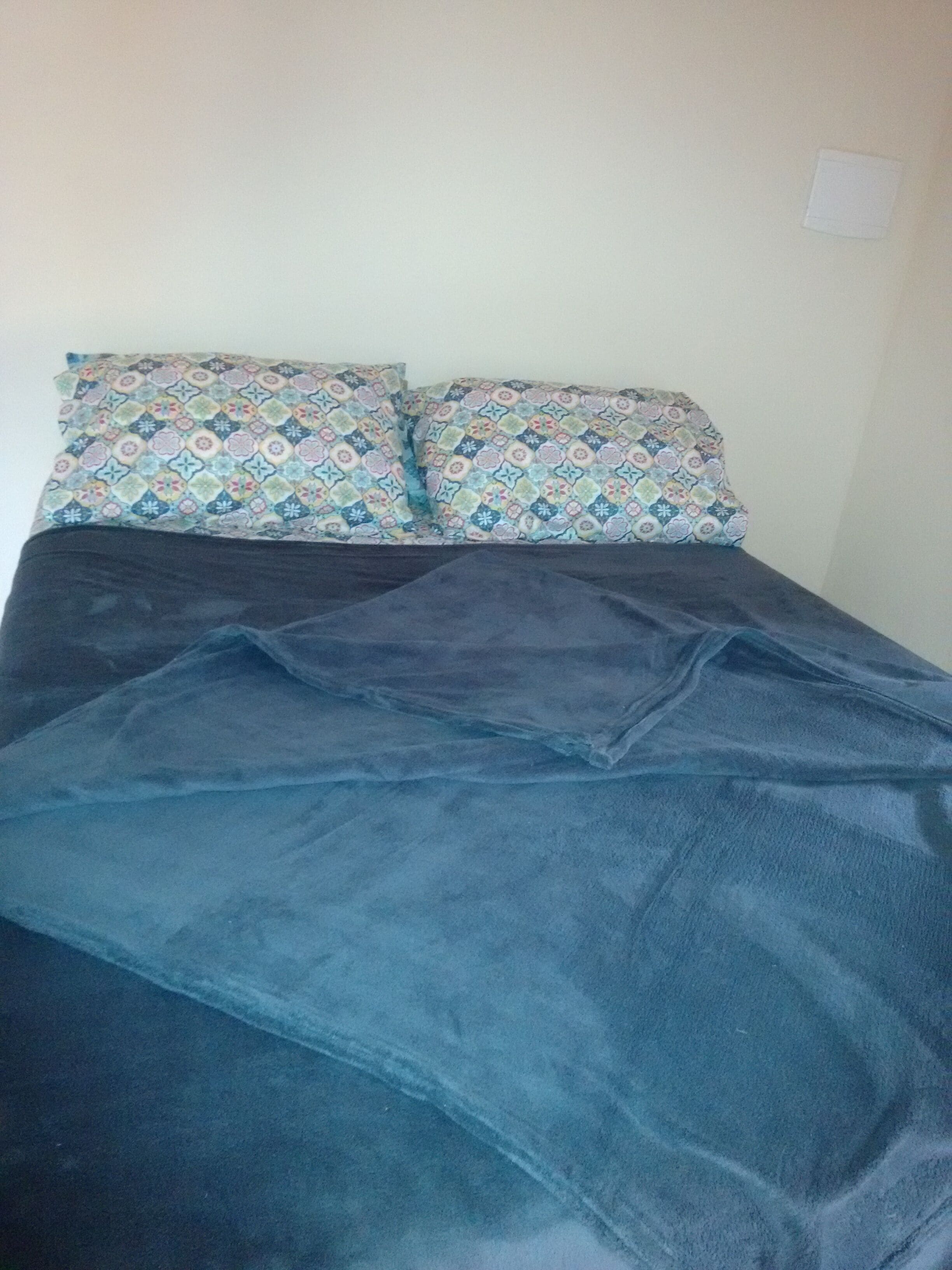 I rent temporary chalet, with bedroom, kitchen, bathroom and a leisure area.