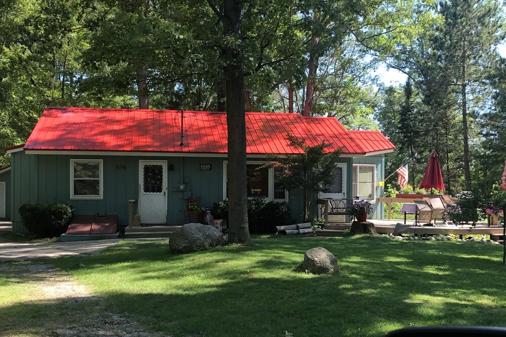 Red Roof Hilltop Cottage Overlooking Lake W/Extra Bunkhouse And Pet Friendly!