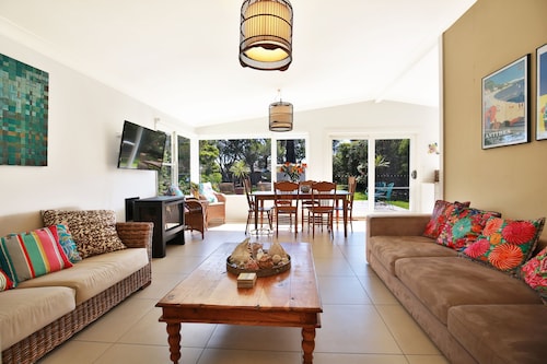 Pet-friendly classic beach house with huge backyard, modern kitchen and bath