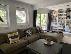 Smart-tv, dvd-spelare och böcker