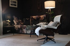 Lareira, livros, aparelho de som