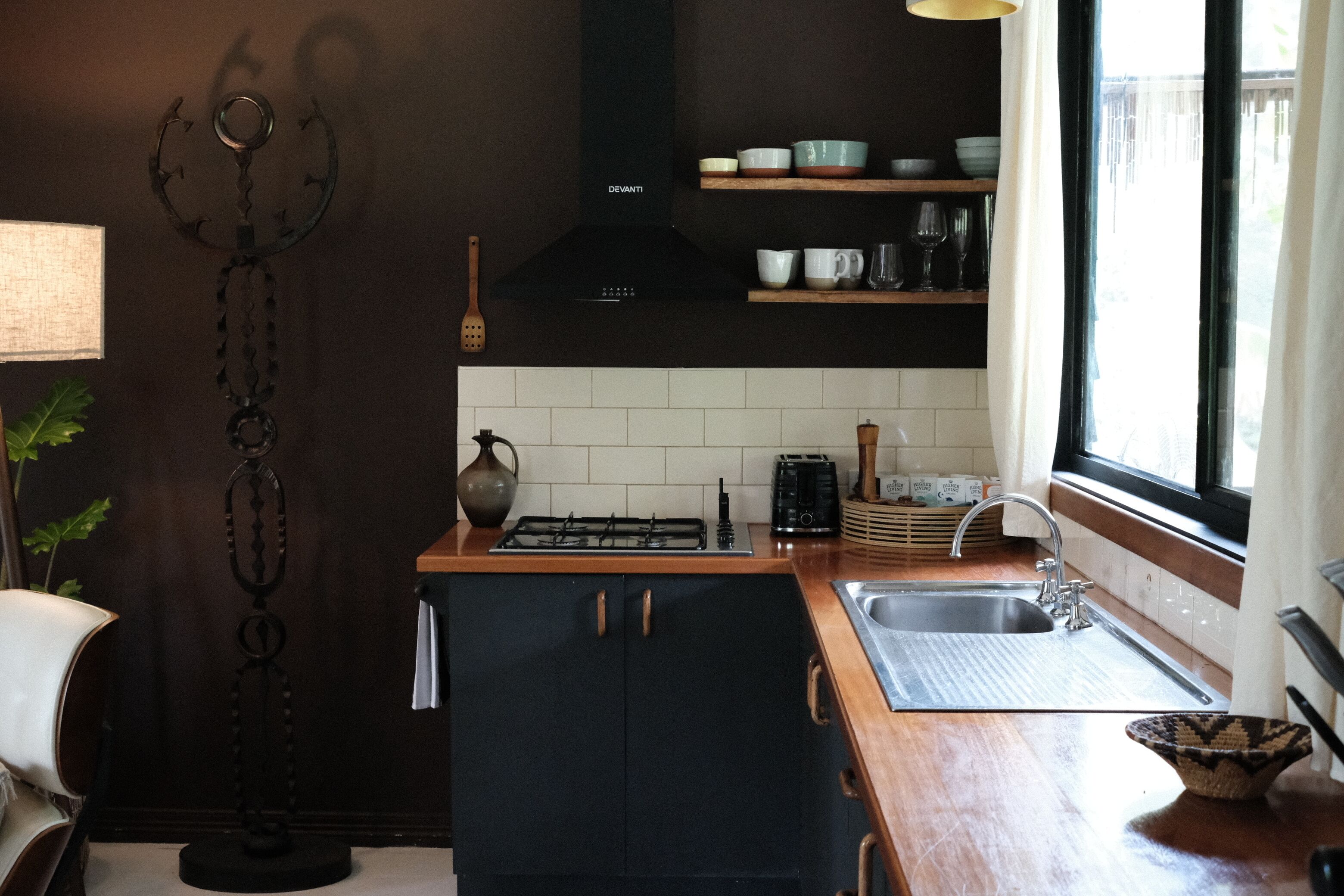 Jääkaappi, kahvin-/teenkeitin, vedenkeitin, leivänpaahdin