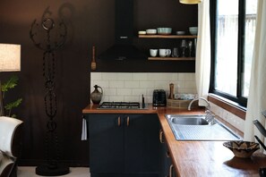 Geladeira, cafeteira/chaleira, chaleira elétrica, torradeira