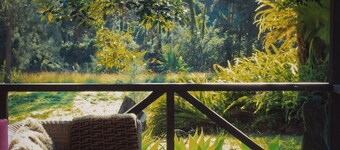 Nulla Nulla Schmiedehütte am Waldrand eines kristallklaren Baches