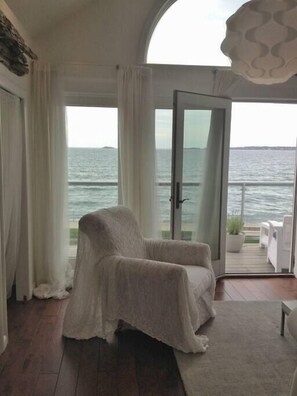 TV, caminetto, libri