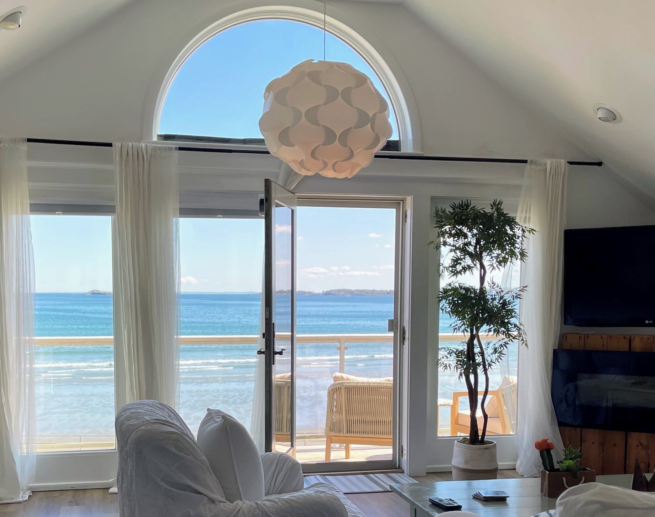 Televisión, chimenea, libros