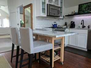 Een koelkast, een magnetron, een oven, een kookplaat