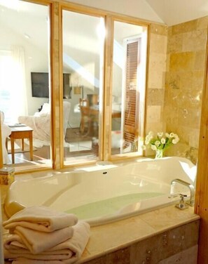 Asciugacapelli, asciugamani, shampoo, carta igienica