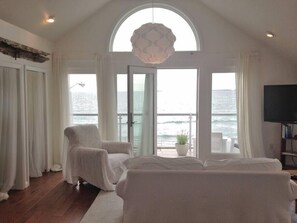 Een televisie, een open haard en boeken