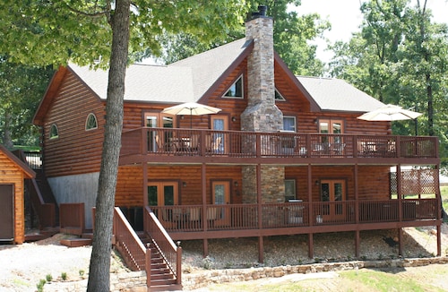 Close to Big Cedar Lodge & Thunder Ridge, 12 min to Branson Strip, Hot Tub, WIFI