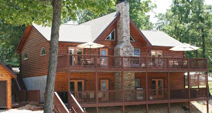 Close to Big Cedar Lodge & Thunder Ridge, 12 min to Branson Strip, Hot Tub, WIFI