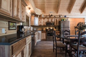 Fridge, microwave, oven, stovetop - Close to Big Cedar Lodge & Thunder Ridge, 12 min to Branson Strip, Hot Tub, WIFI (Ridgedale)
