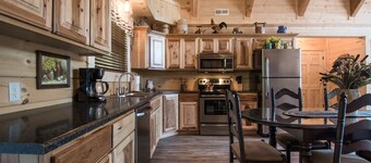 Close to Big Cedar Lodge & Thunder Ridge, 12 min to Branson Strip, Hot Tub, WIFI