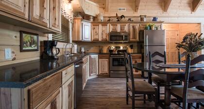 Close to Big Cedar Lodge & Thunder Ridge, 12 min to Branson Strip, Hot Tub, WIFI