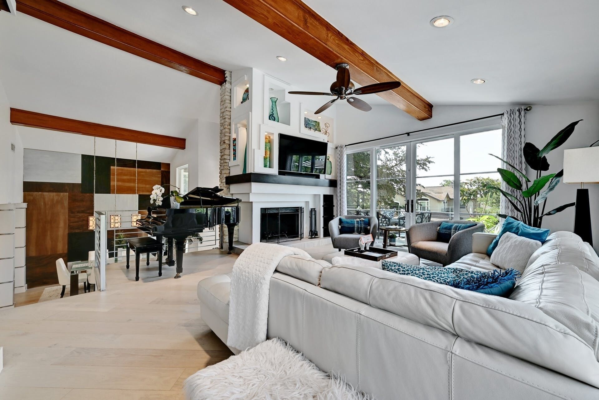 Artsy...Luxury Resort style living with POOL and JACUZZI near Downtown!