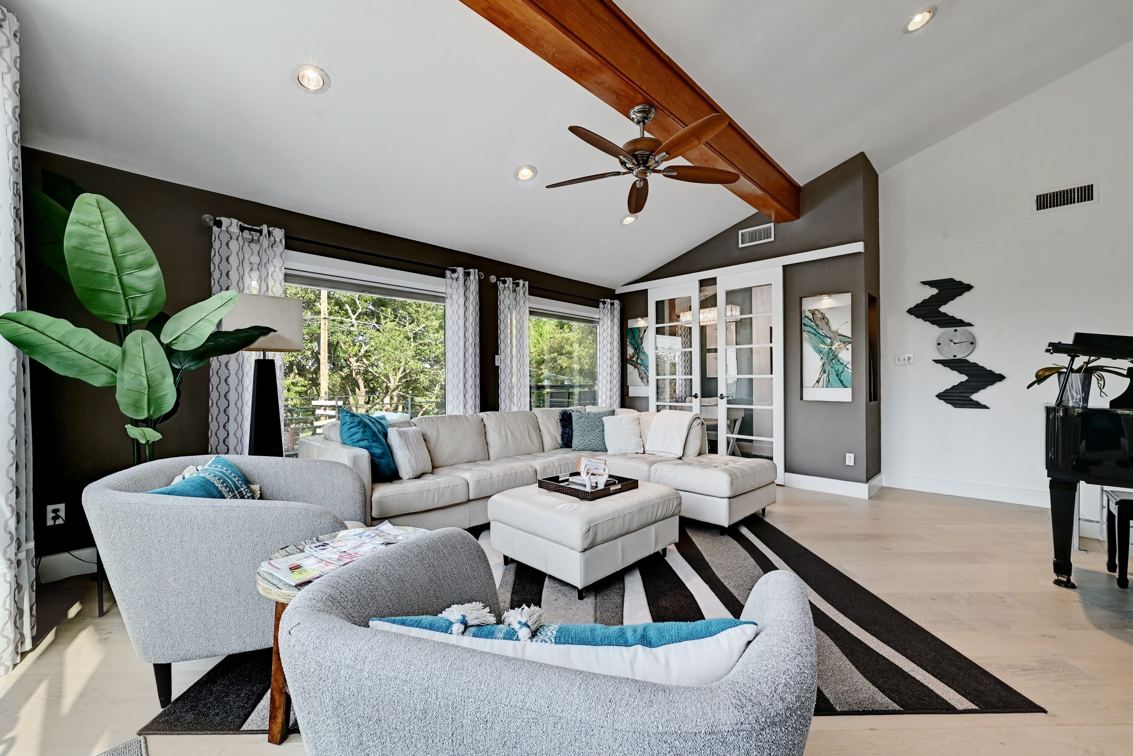 Artsy...Luxury Resort style living with POOL and JACUZZI near Downtown!