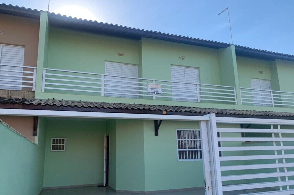 20 CASA NA PRAIA DE ITANHAÉM PÉ NA AREIA COM PISCINA, 3 QUARTOS, UMA SUITE.