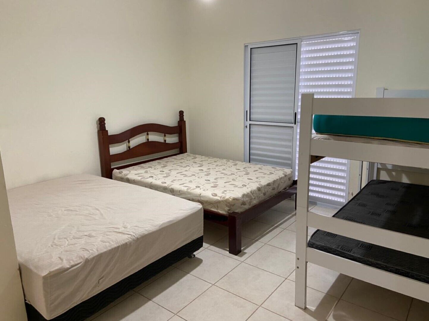 20 CASA NA PRAIA DE ITANHAÉM PÉ NA AREIA COM PISCINA, 3 QUARTOS, UMA SUITE.