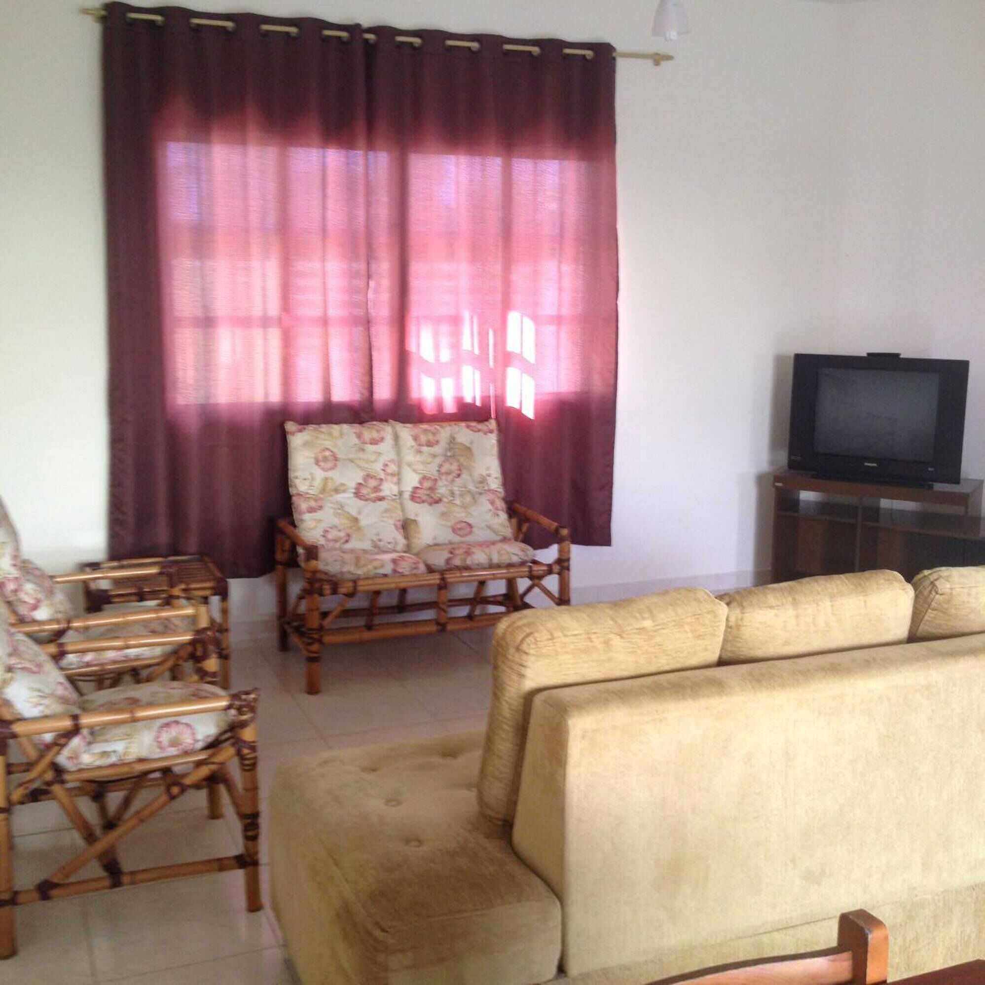 20 CASA NA PRAIA DE ITANHAÉM PÉ NA AREIA COM PISCINA, 3 QUARTOS, UMA SUITE.