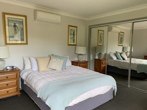 3 dormitorios, escritorio, tabla de planchar con plancha y cuna de viaje