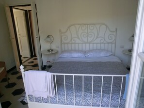 4 habitaciones, escritorio y tabla de planchar con plancha
