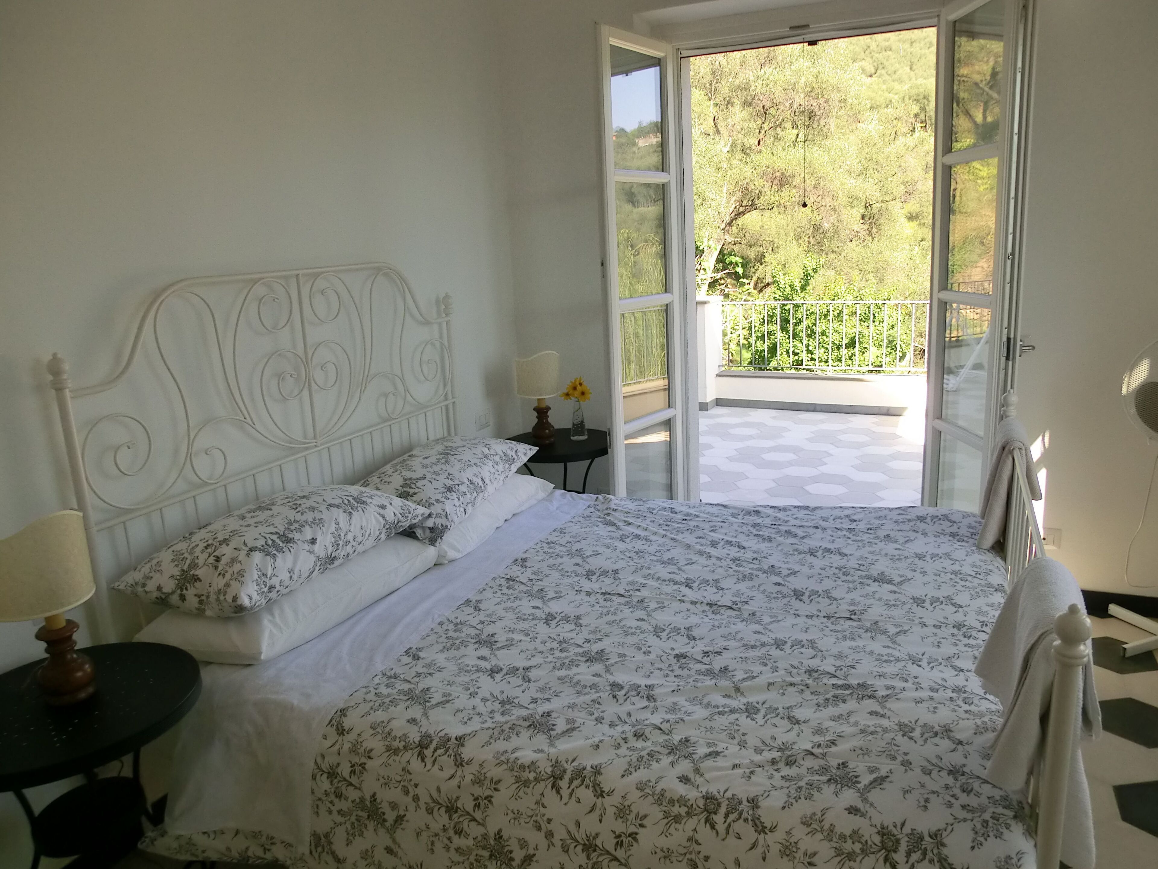 4 habitaciones, escritorio y tabla de planchar con plancha 