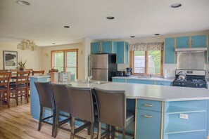 Kjøleskap, mikrobølgeovn, ovn og kokeplater