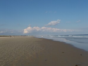 Nær stranden og strandhåndklær