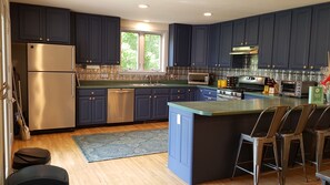 ثلاجة، ميكروويف، فرن، موقد طهي مسطح