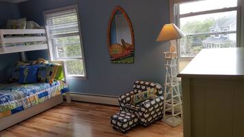 4 makuuhuonetta, työpöytä, silitysrauta/-lauta, Wi-Fi