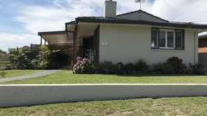 Exterior - Lennox & Lewis  - South Coast Getaway (Callala Beach)