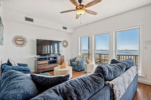 Smart TV, fireplace, Netflix, DVD player - 4 Bdr., 2.5 Bath Beachfront Home. Recently painted and a fresh kitchen remodel. (Galveston)