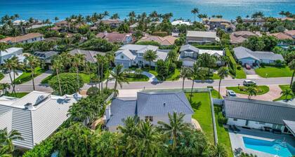 Walk to Beach-300 steps! Luxury House on Jupiter Island. Heated Private Pool/Spa