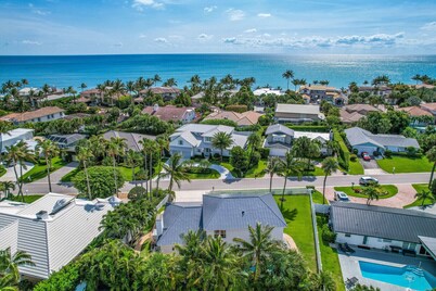 Walk to Beach-300 steps! Luxury House on Jupiter Island. Heated Private Pool/Spa