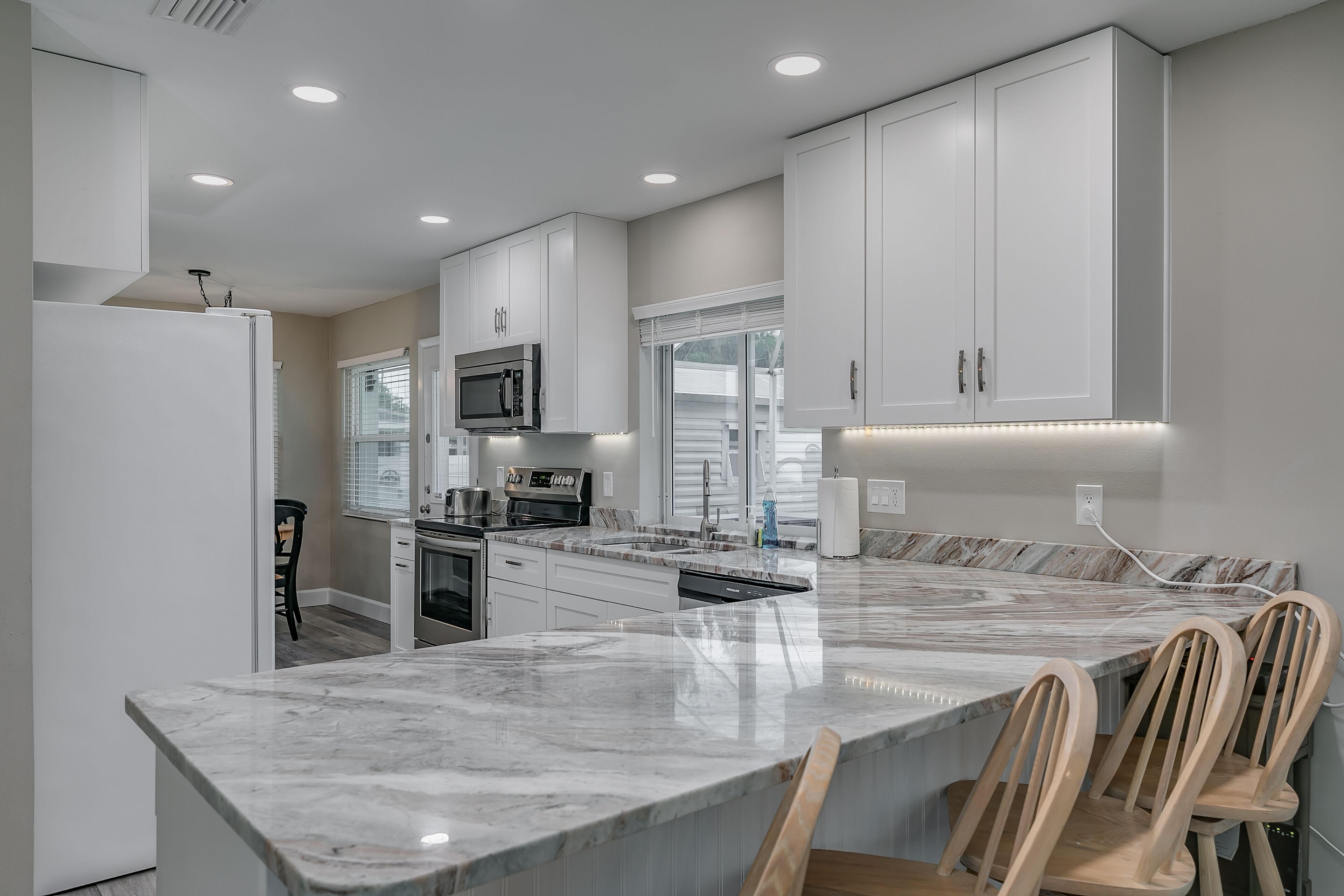 雪櫃、微波爐、焗爐、爐具